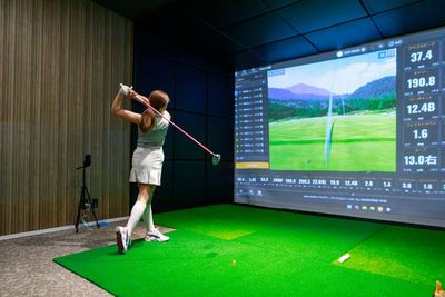 幅5mのスクリーンでのびのびと打ち込むことができます。カメラは3台設置。正面、広報、背面から、体の動きを明確に。 - 【完全個室インドアゴルフ練習場】プリサイズゴルフラボ新宿御苑前 完全個室、40平米の室内ゴルフ練習場：トラックマン4で科学的練習の室内の写真