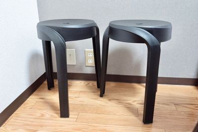 スツールは２脚あり、最大6名使用可能です。 - frumos広島 frumos広島<貸し会議室>の室内の写真
