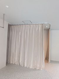 大きなフィッティングスペースあり。直径180m超えの大型ミラーも設置 - 韓国スタジオミヴィダ 韓国スタイルレンタルスペースの設備の写真