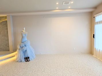 店内壁は、撮影を邪魔しない白基調
イベント・展示・サロンも歓迎
床は韓国で人気のステラテラゾー - 韓国スタジオミヴィダ 韓国スタイルレンタルスペースの室内の写真