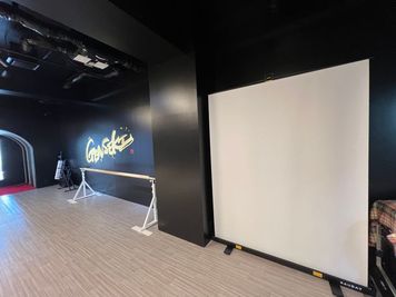 プロジェクター
簡単セットアップ152cm×210cmホワイトスクリーン - GENSEKI 24時間利用可能！完全防音！設備充実！多用途OK！本格スタジオの設備の写真