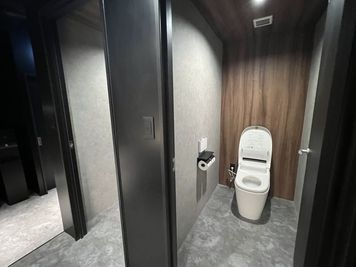 トイレ2つ使用可能 - GENSEKI 24時間利用可能！完全防音！設備充実！多用途OK！本格スタジオの室内の写真
