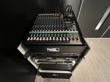 音響設備充実
◯ミキサー YAMAHA MG16x 
◯スピーカー YAMAHA CHR10 - GENSEKI 24時間利用可能！完全防音！設備充実！多用途OK！本格スタジオの設備の写真