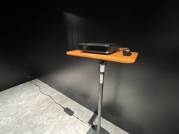 譜面台あり - GENSEKI 24時間利用可能！完全防音！設備充実！多用途OK！本格スタジオの設備の写真