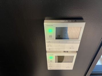 スタジオ内に空調設備・リモコンあり - GENSEKI 24時間利用可能！完全防音！設備充実！多用途OK！本格スタジオの設備の写真