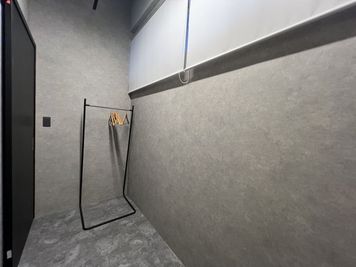男女別 更衣室（鍵付き）完備 - GENSEKI 24時間利用可能！完全防音！設備充実！多用途OK！本格スタジオの室内の写真