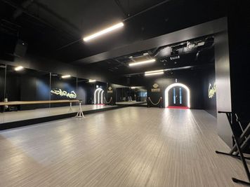 鏡L字 - GENSEKI 24時間利用可能！完全防音！設備充実！多用途OK！本格スタジオの室内の写真