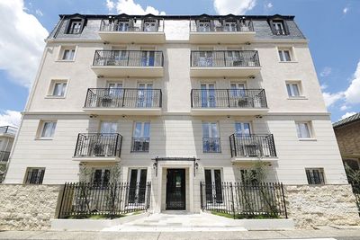 白い洋館の素敵な建物です。パリのアパルトメントのよう♡ - プレシオール藤が丘 Aphrodite Room 藤が丘の外観の写真