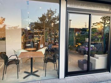 受付棟には、雑貨店とフラワーショップがあり、癒しの空間 - ot ACADEMY  レンタルスペース(ピアノ、料理)の室内の写真