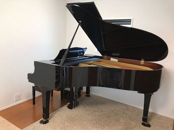 グランドピアノ・キッチン設置、机や椅子、駐車場広々完備のレンタルスペース! - ot ACADEMY