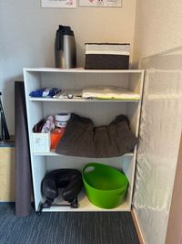備品はわかりやすく置いてあります
手前に荷物が置けるスペースが少しあります。 - minoriba_恵比寿西二丁目店 レンタルサロン　スペース1の室内の写真