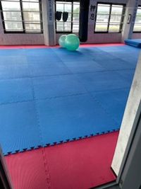 2階ガチ向けトレーニングジム+3階多目的ルーム使い方自由 3階多目的スペース貸切予約の方はこちらから※2階は別途予約必要！の室内の写真