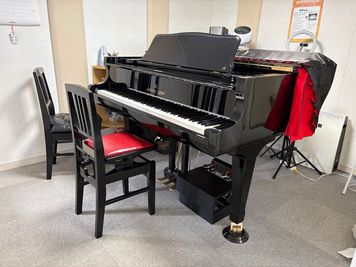 神田ピアノ教室 レンタル　ピアノ練習室の室内の写真