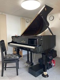 補助ペダルM60有、背付き椅子2脚有 - 神田ピアノ教室 レンタル　ピアノ練習室の室内の写真