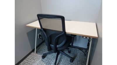 【新高島駅から徒歩2分】テーブルにはコンセントが設置されており、椅子は自由に高さの調整ができます。 - chilink WORKSITE MINATOMIRAI 貸し会議室【Room11 - 1人部屋】の室内の写真