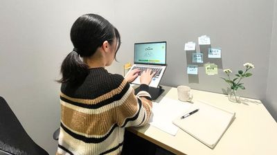 【新高島駅から徒歩2分】広々と使える机のご用意があります。
※備品はイメージです - chilink WORKSITE MINATOMIRAI 貸し会議室【Room11 - 1人部屋】の室内の写真