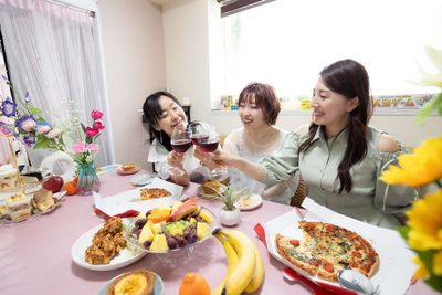 大きな出窓から美しく自然光が差し込みSNS映えするダイニングルームでのパーティ風景 - スペースボン スペースボン　上前津 Gemini のその他の写真