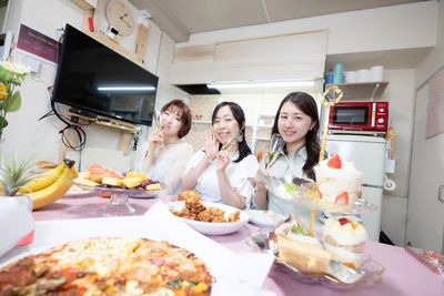 キッチンやテレビとの距離が近いのでパーティでも使いかっての良いダイニング - スペースボン スペースボン　上前津 Gemini のその他の写真