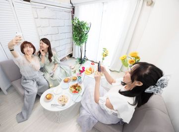 背景が白いのでパーティ中の写真も綺麗に撮影できます。
照明はワンタッチで白色、電球色、調光ができます。
 - スペースボン スペースボン　上前津 Gemini の室内の写真