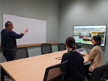 【新高島駅から徒歩2分】使用中のイメージです。※同様の設備を持つ別の会議室の写真となります。 - chilink WORKSITE MINATOMIRAI 貸し会議室【RoomB - 13㎡】の室内の写真