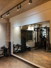 レンタルジム　ホープ　心斎橋店 大阪1お洒落なレンタルジム兼大型鏡のあるスタジオ利用できるの室内の写真
