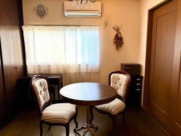 アンティーク調の丸テーブルと椅子のご用意がありますので、カウンセリングやワークショップ等にご利用いただけます - シェアサロンNEST シェアサロン/レンタルスペースの室内の写真