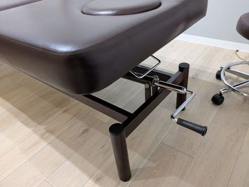 ワイド75.5ｃｍ
回転アームで高さ調整自由
クッションの厚さ6.5ｃｍ　/有孔タイプ - シェアサロン『シェアフェリズ』 貸し切りレンタルサロンの設備の写真