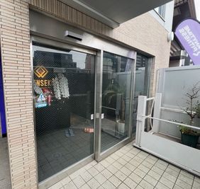 大きな自動扉 - GENSEKI 24時間利用可能！完全防音！設備充実！多用途OK！本格スタジオの入口の写真