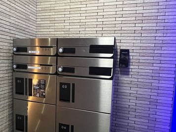 入り口ポスト右側にキーボックスあり - GENSEKI 24時間利用可能！完全防音！設備充実！多用途OK！本格スタジオの入口の写真