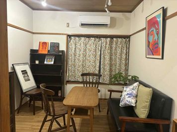 COCORU 103（作品展示室、多目的スペース） 手作り作品、アート作品展示室の室内の写真