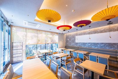 昼下がりには光が満ちる、明るく開放的な空間。
自然の光が描く、美しい陰影をお楽しみいただけます。 - Dining & Party Hiyoriの室内の写真