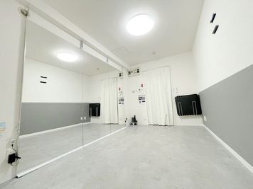少人数の練習にぴったり - StudioIrodori白金高輪 コンパクトなレンタルスタジオIrodori白金高輪店の室内の写真
