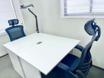 505号室 窓のある個室（2名まで利用可能）
ブラインドでお好みの明るさに！
・デスク×2
・椅子×2
・延長コード(４タップ） - S ＊PLACE 名古屋駅前 プライベートルーム　時間・日貸しの室内の写真