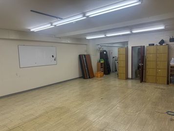 約30人がご利用可能です - プリントリード　２Fレンタスペース 大会議室の室内の写真