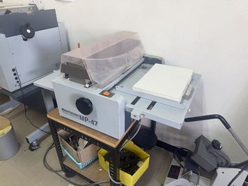 ミシン目、筋入れ機
用紙はお持ち込みＯＫ！
手差し作業です。 - プリントリード　２Fレンタスペース ざ・印刷室！　印刷屋さんの設備が使えます！の設備の写真