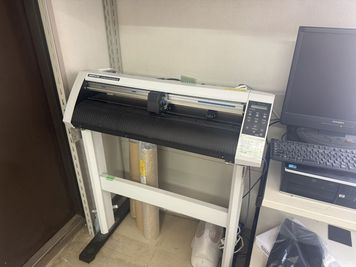 カッティングプロッター
素材はお持ち込みＯＫ
もちろん技術指導します！
ご安心ください！
お気軽にお問合せください！ - プリントリード　２Fレンタスペース ざ・印刷室！　印刷屋さんの設備が使えます！の設備の写真