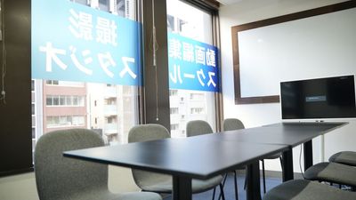 現在は窓にサービスシールがありますがブラインダーは下がります - 渋谷駅徒歩1分のスタジオ＆会議室 【会議室】渋谷駅徒歩1分！土足OK！10人収容の個室空間！の室内の写真