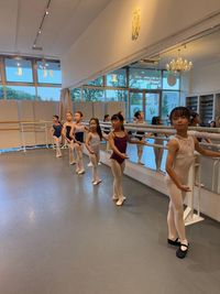 バー有り、バレエ専用床です◎🩰 - The Star World Ballet ＆ Cafe The Star World Ballet ＆ Cafe の室内の写真