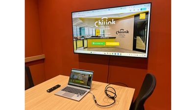 【新高島駅から徒歩2分】ご自身のパソコンとコネクターで接続しモニターもお使いいただけます。 - chilink WORKSITE MINATOMIRAI 貸し会議室【RoomB - 13㎡】の設備の写真