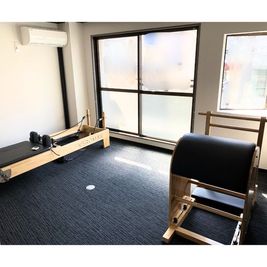 ピラティス器具と内観 - choco PIS 中町店 ピラティスレンタルスペースの室内の写真