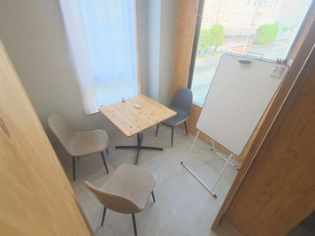 コワーキングスペース内の個室会議室、窓が2ヵ所あるから室内が明るいです。個別教室にも最適です。 - い居場所 GOSE
