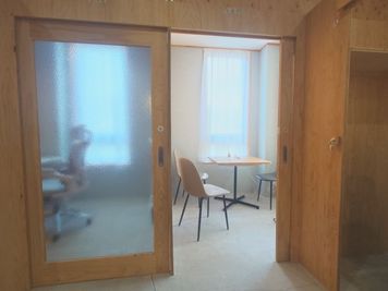 2ヵ所に窓があるので、室内はかなり明るいです。 - い居場所　GOSE 会議室（個室）の室内の写真