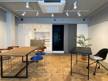 4人掛けのテーブル、デスク、キッチンには物撮り用の台 - スぺパ！井荻 スぺパ！Studio105の室内の写真