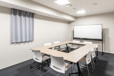 ビジネスシーンでのご利用に。社内会議や打合せ、商談の場としてご利用いただける少人数向け会議室です。 - 扇町ミュージアムキューブ
