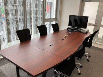 常設6人収容の少人数会議室。 モニター(有料)も利用可能! - halooSPACE at吉祥寺