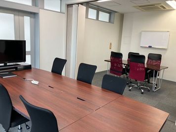 会議室Bと一緒にご予約いただければつなげてご利用いただけます（10名定員）。 - halooSPACE at吉祥寺 halooSPACE＠吉祥寺　６F　会議室A　6人部屋の室内の写真