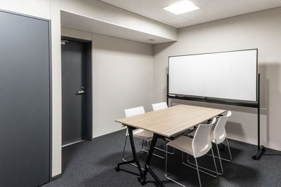 少人数での打合せにちょうどいい、使いやすい会議室です。 - 扇町ミュージアムキューブ