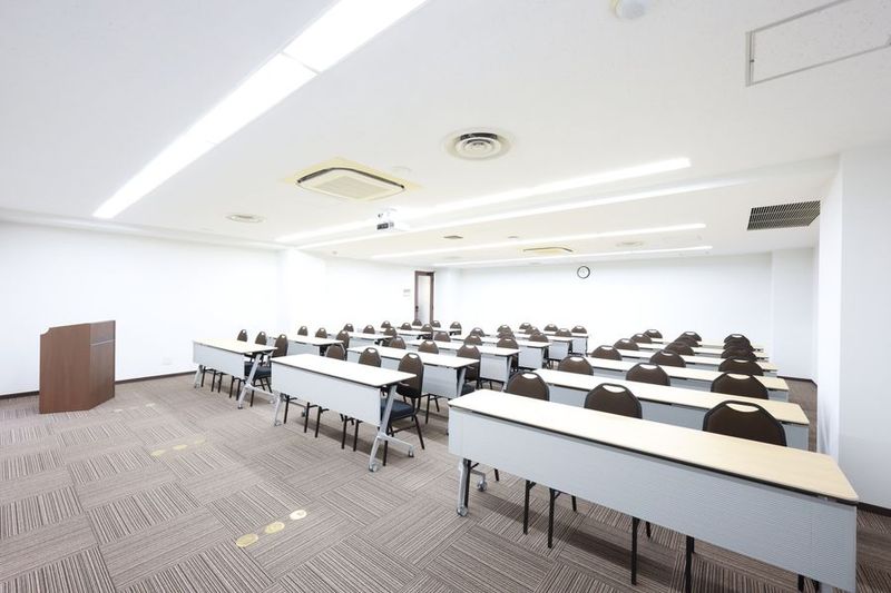 レイアウト例（スクール型　52席） - アットビジネスセンターサテライト品川・五反田 401号室（初期配置：机やイスは隅に寄せてあります）の室内の写真