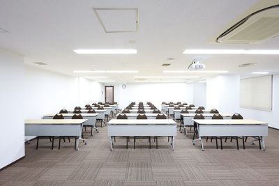 レイアウト例（スクール型　52席） - アットビジネスセンターサテライト品川・五反田 401号室（初期配置：机やイスは隅に寄せてあります）の室内の写真