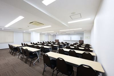 レイアウト例（スクール型　52席） - アットビジネスセンターサテライト品川・五反田 401号室（初期配置：机やイスは隅に寄せてあります）の室内の写真